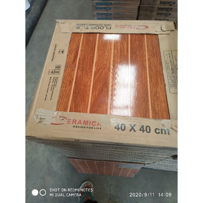 Keramik lantai bisa dinding 40x40 motif serat kayu kw 1 ceramica GRATIS