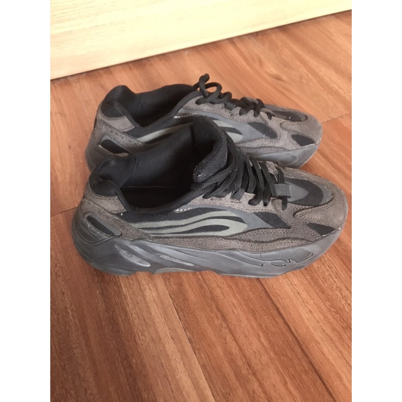 Adidas Yeezy 700 Vanta (Second)
