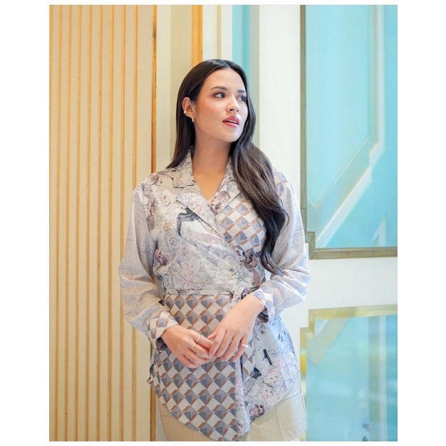 wonderful harmony overlap shirt in crime size s