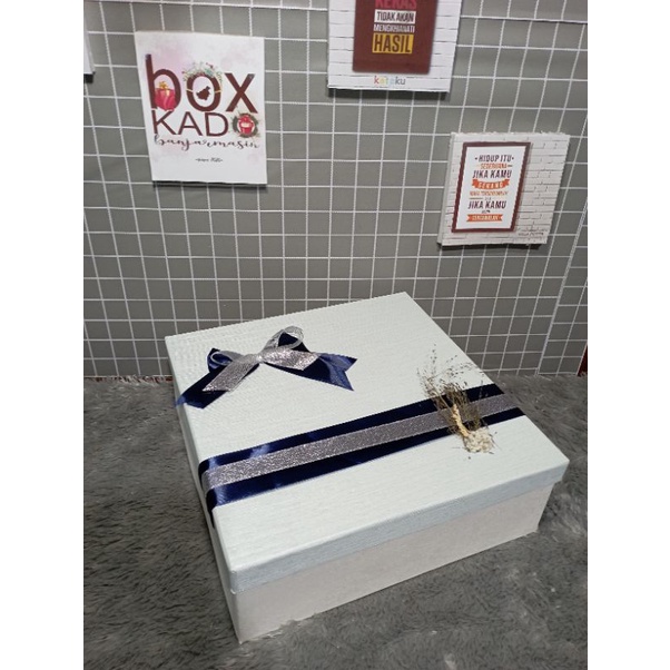 

Box Kado 30cm x 30cm tinggi 10cm + Bunga (Biru muda) by box kado banjarmasin
