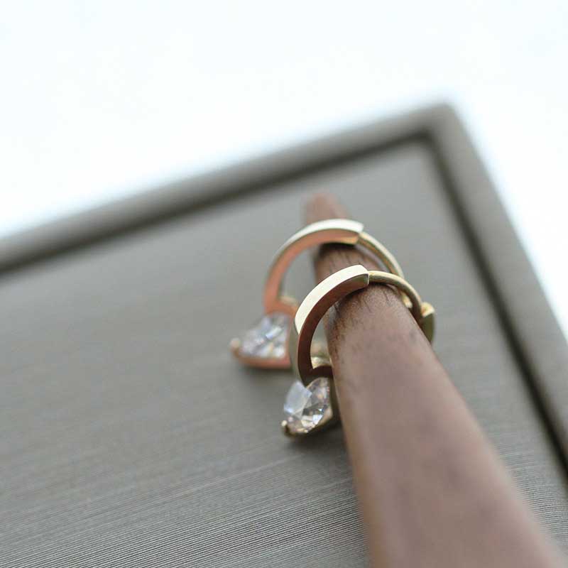 Anting Hoop Kristal Berlian Bahan Titanium Steel Warna Emas Gaya Korea Untuk Wanita