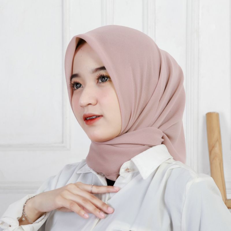 Jilbab Segiempat / Bella Square Premium Polos Anti Letoy Pollycotton 115 x 115 cm (30 WARNA)