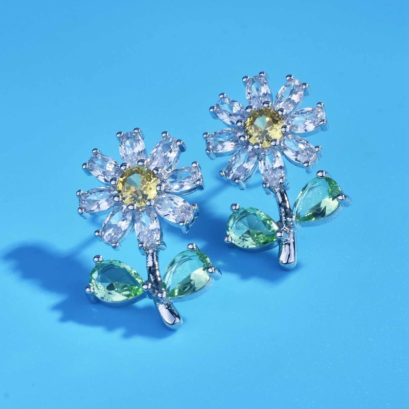 Exquisite Small Daisy Earring Sunflower Stud Earrings For Women Wedding Engagement Jewelry White Crystal Fashion Accessories