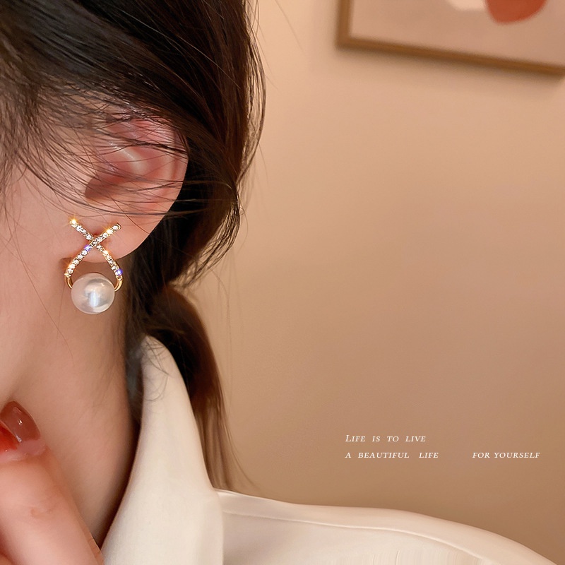 Anting Stud Desain Salib Aksen Kristal Mutiara Warna Emas Untuk Wanita