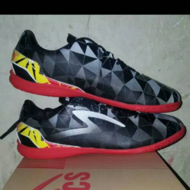SEPATU FUTSAL SPECS PRISMA IN