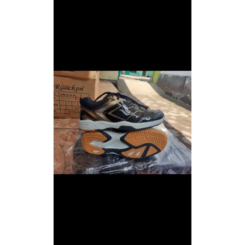 sepatu james Paramount