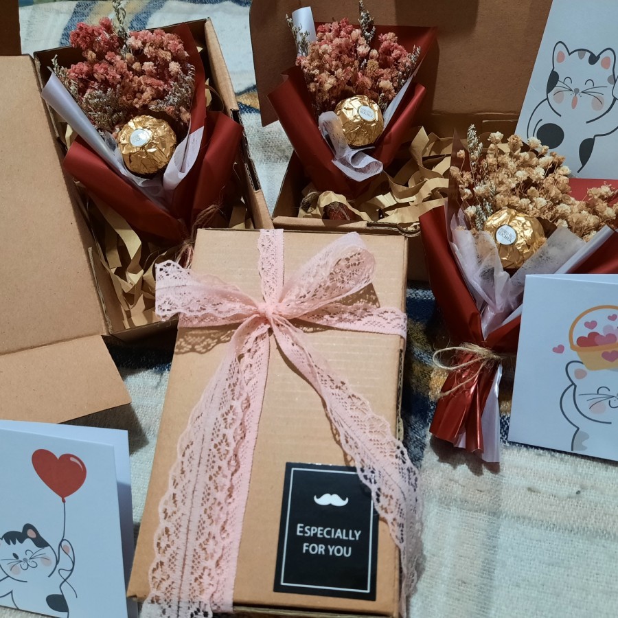 Mini Bouquet Buket Bunga Kering + Ferrero Coklat + Free Card