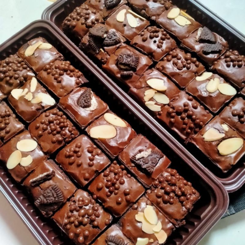 

Fudgy Brownies Shinny Crust