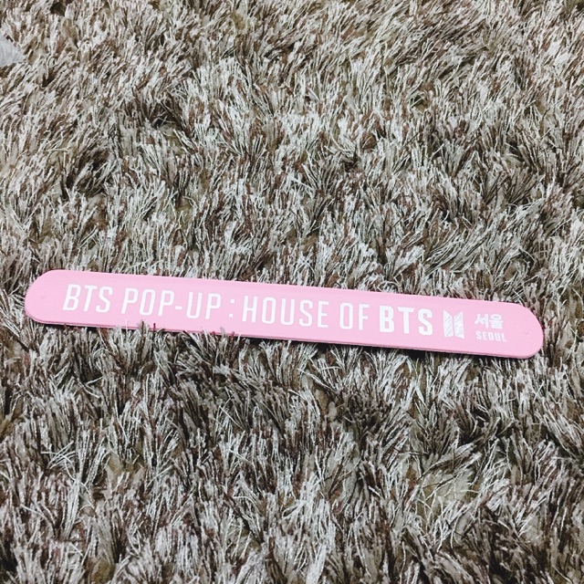 Slap bracelet pop up store bts