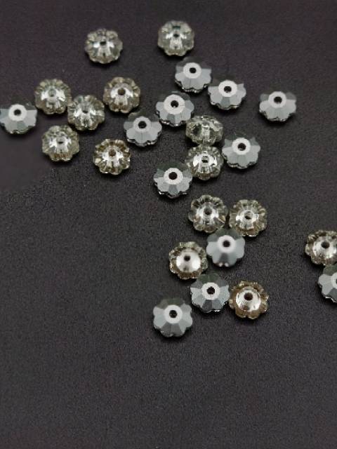 KRISTAL BERLIAN MOTIF BUNGA WARNA PUTIH UKURAN 6 MM PER LUSIN