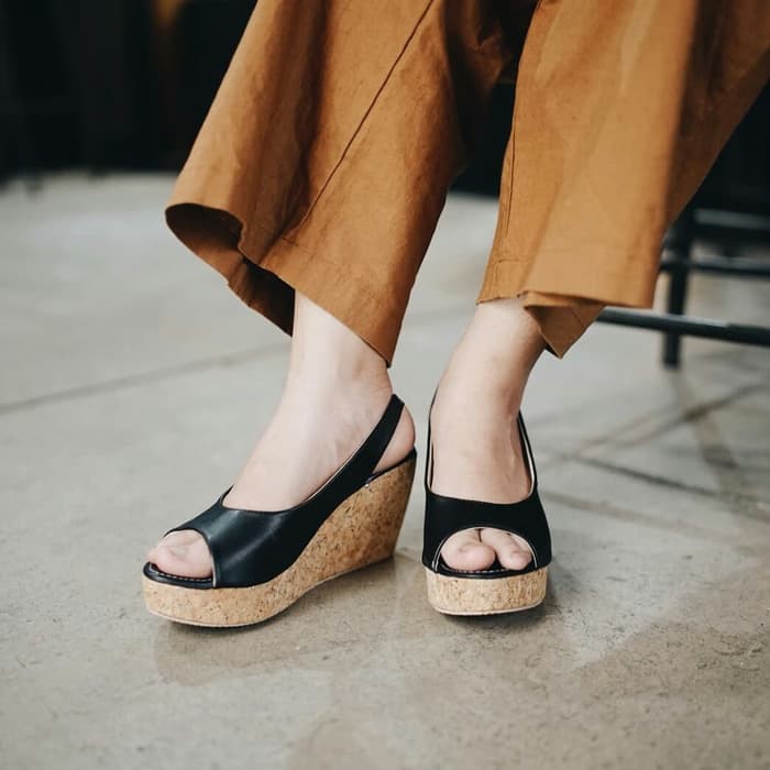 SANDAL WEDGES JEPIT HITAM WANITA SENDAL MODEL CARVIL YONGKY HOMYPED NEVADA KICKERS FLADEO HAK KEREN