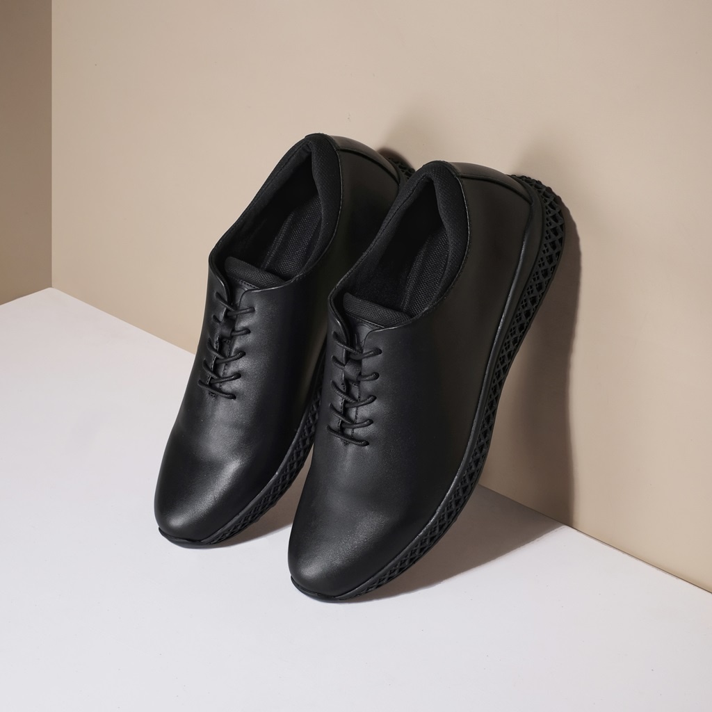AMSTRONG BLACK ORIGINAL x KENZIOS Sepatu Formal Kulit Sapi Asli Pantofel Tali Full Hitam Pria Kerja Kantor Resmi Guru Kantoran Wisuda Kuliah Pesta Undangan Kondangan Nikah Modern Black Oxford Casual Derby Genuine Leather Footwear Terbaru Branded Kekinian