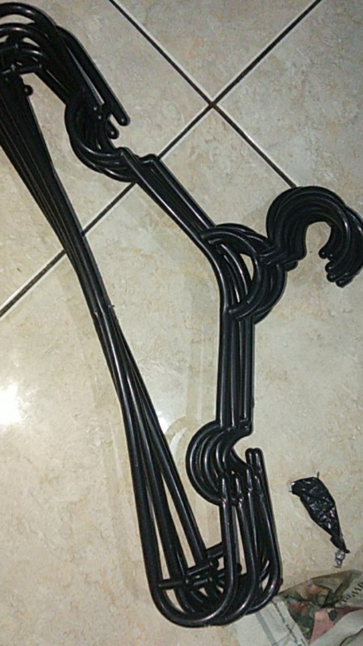 Hanger Plastik / Gantungan Baju (isi 6 Pcs)