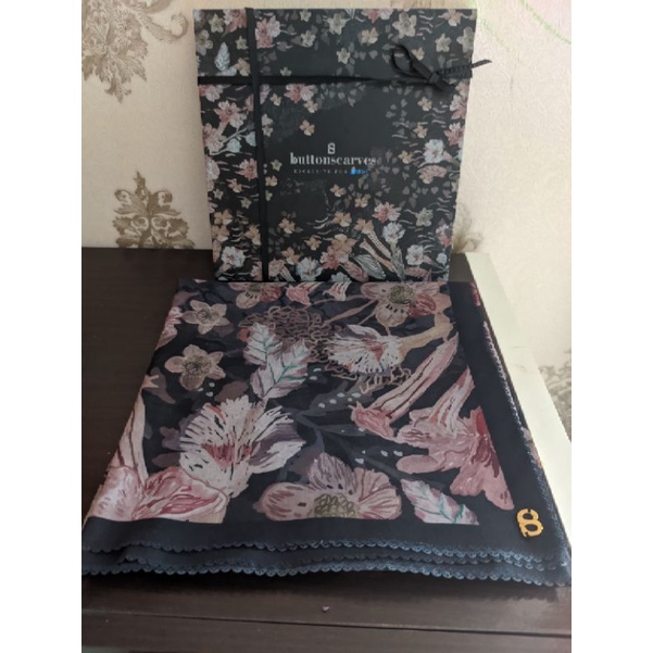 buttonscarves daisy preloved