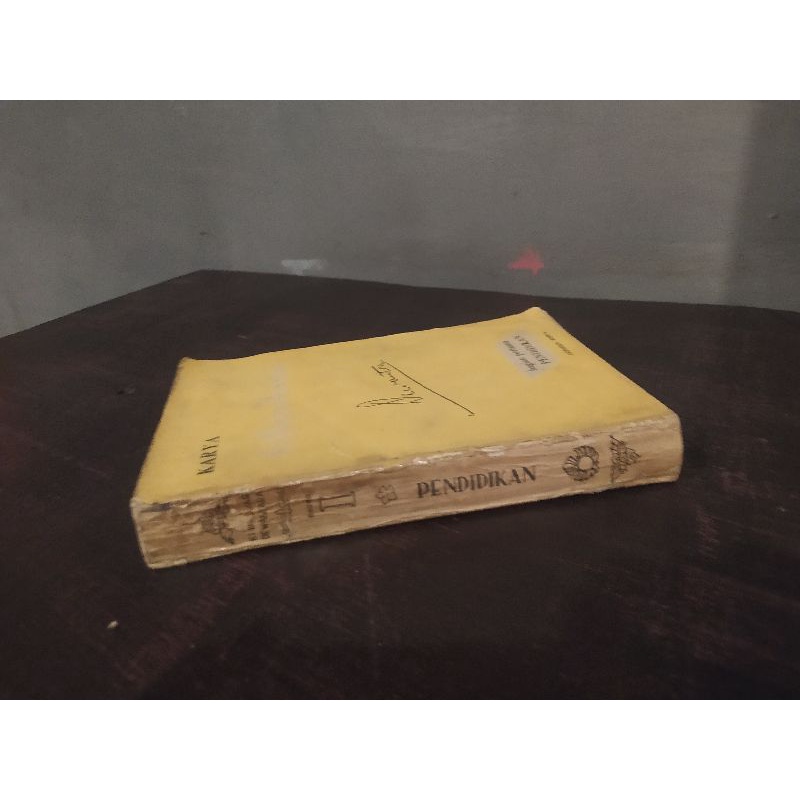 KARYA KI HAJAR DEWANTARA. BAGIAN PERTAMA PENDIDIKAN. majelis luhur persatuan taman siswa 1977.555hal