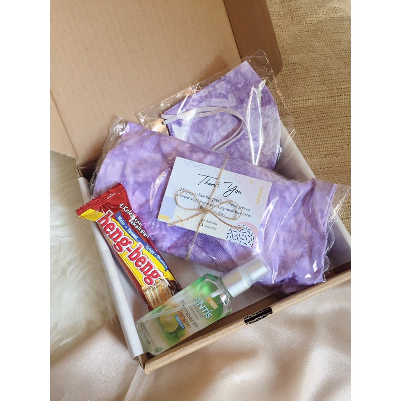 

GIFT BOX/KADO/HAMPERS TIE DYE BOX KAOS TIE DYE DAN MASKER