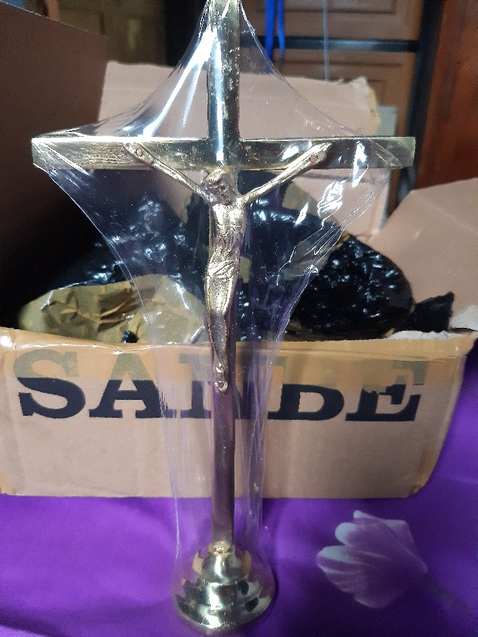 Hiasan Salib Duduk / Meja Courpus Yesus Inri Logam Kuningan 23 Cm