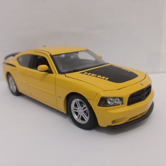 Diecast mobil Dodge Charger Daytona Welly 1:24 miniatur mobil sport