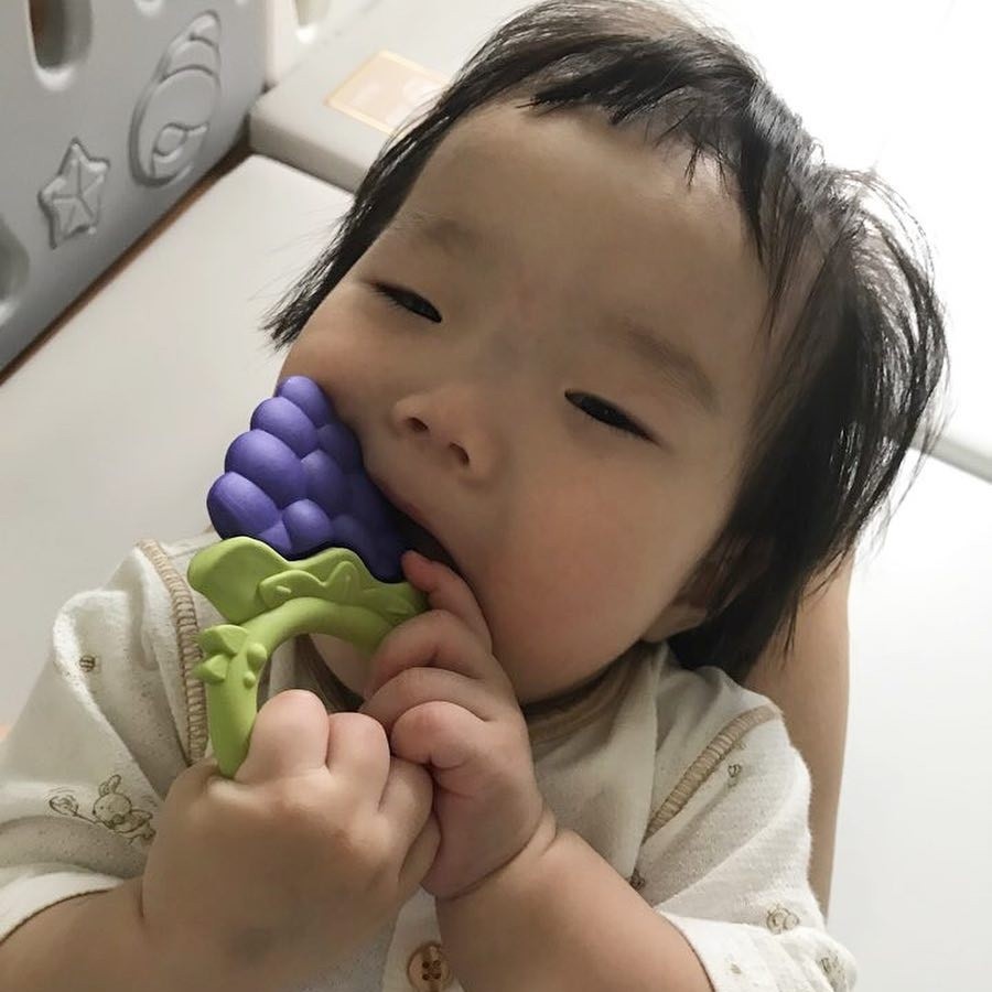 Ange Grape Teething Ring Mainan Gigitan Bayi Bentuk Buah Anggur