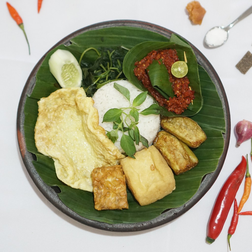 

Nasi Penyetan Sego Nyimut Surabaya Bungkus Daun Pisang