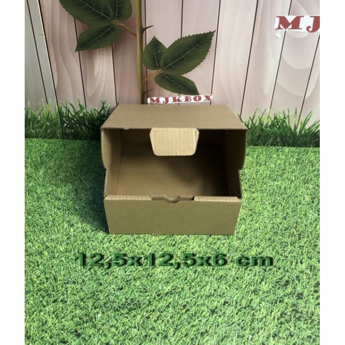 

Kardus Box 12,5x12,5x6 cm model Die Cut DieCut