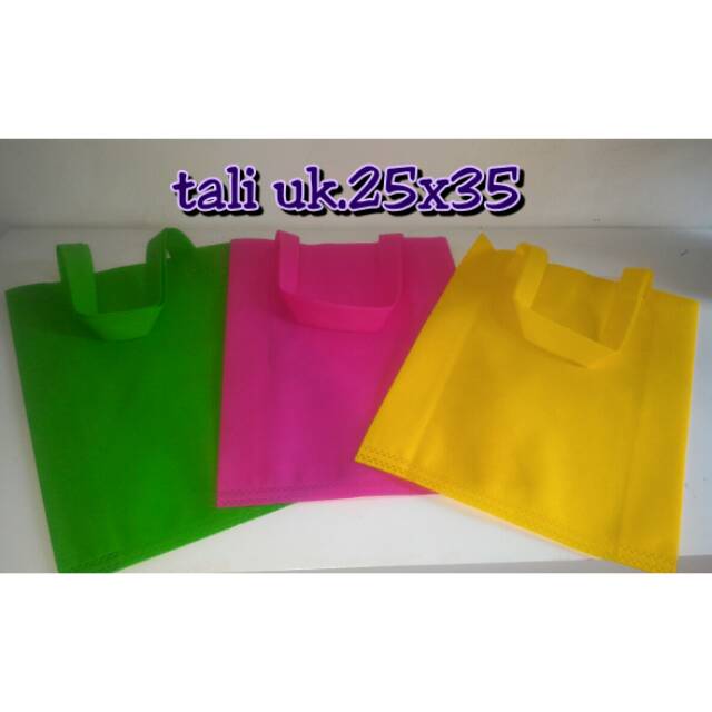 

Tas spunbond / goodie bag tali dengan ukuran 25x35x8
