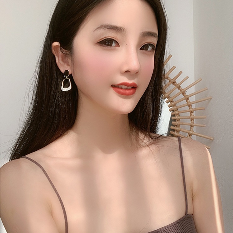 Anting Tusuk Motif Geometri Hollow Hias Berlian Imitasi Simple Ala Korea Untuk Wanita