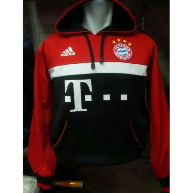 Jaket hoodie Bayern Munchen warna merah hitam list putih terbaru 2016/2017