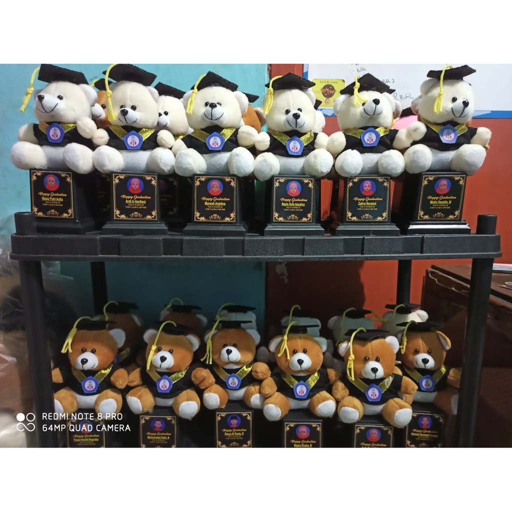 PIALA BONEKA WISUDA MIKA / TROPHY MIKA BONEKA / HADIAH WISUDA / FREE REQUEST NAMA FOTO DAN LOGO