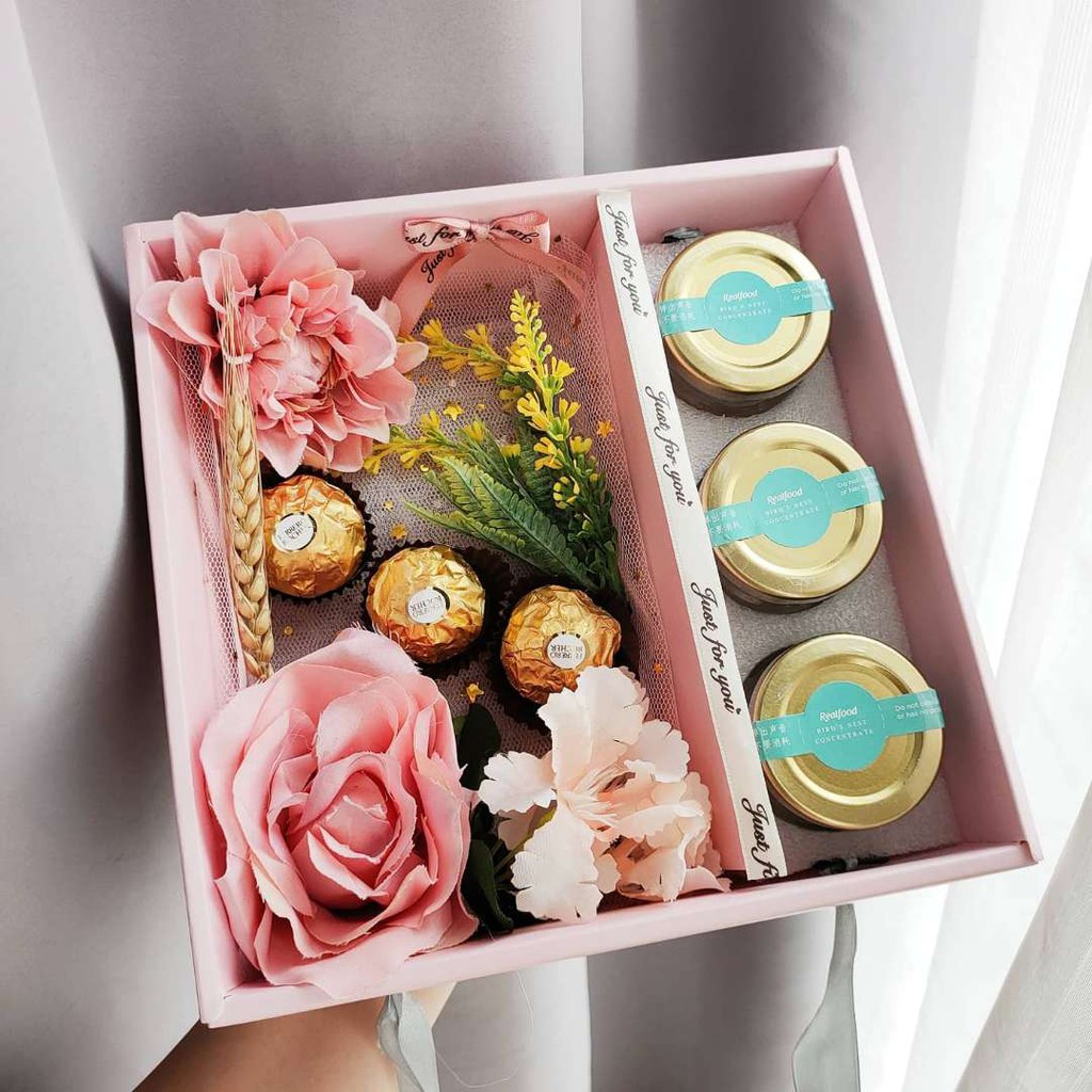 

Parcel Realfoood & Coklat Ferrero - Kado Bunga Valentine 2020