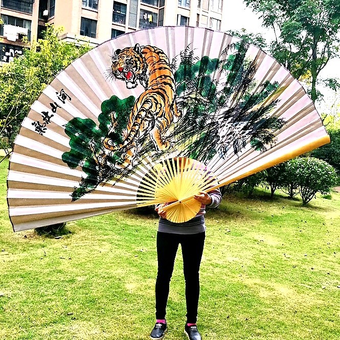 

Kipas Kertas Jumbo Gambar Ikan Macan Kuda Putih Dekorasi Fan Kipas