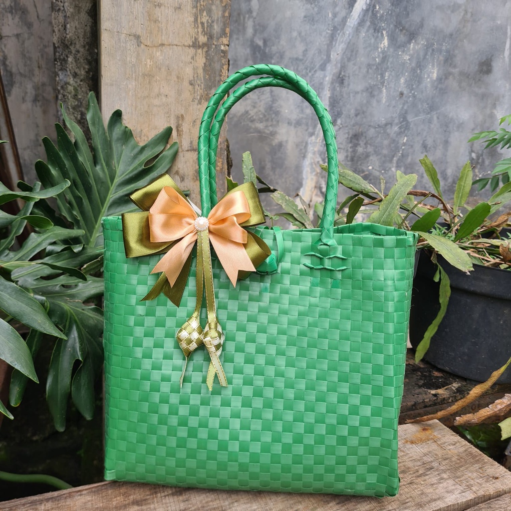 

TAS HAMPERS MEDIUM KOTAK LENGKAP PITA KARTU UCAPAN - TAS ANYAM PLASTIK