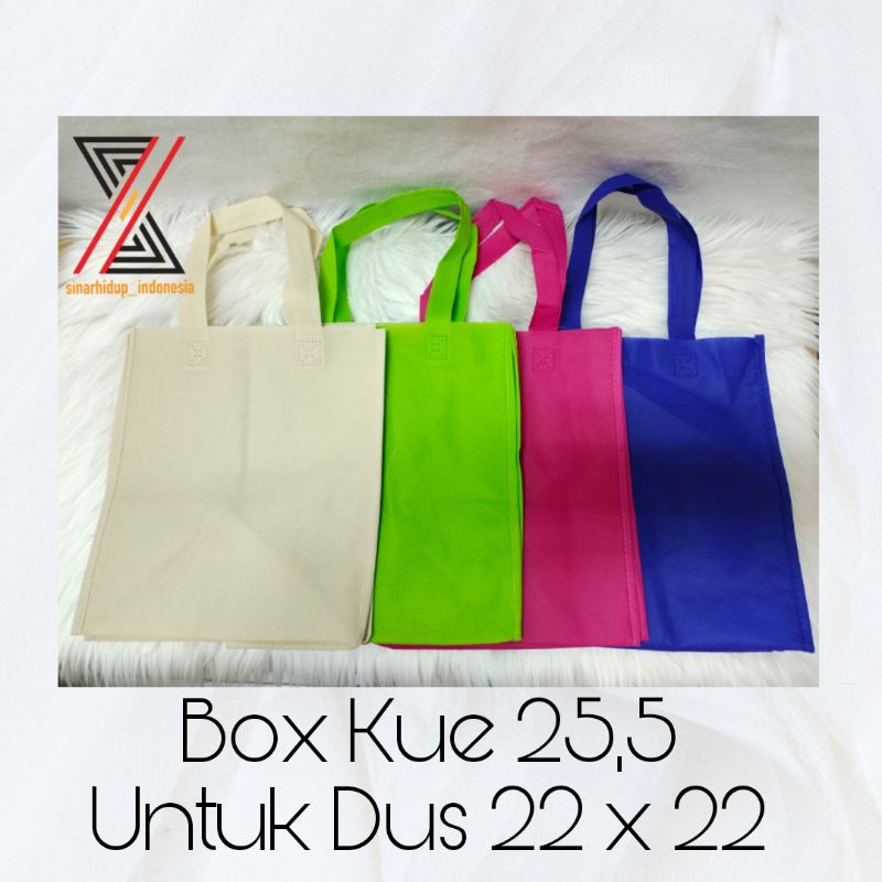 

Goodie Bag Tas Belanja Model jahit 22 ukuran 25,5 X 28 X 24,5 Spunbond Tote Bag Press Tali Souvenir Weding Hajatan Perlusin ( 12 Pcs )