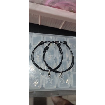 gelang couple magnet liontin huruf silver besi 30rb sepasang COD*