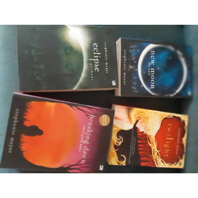 TWILIGHT/NEW MOON/ECLIPSE/BREAKING DAWN by Stephenie Meyer