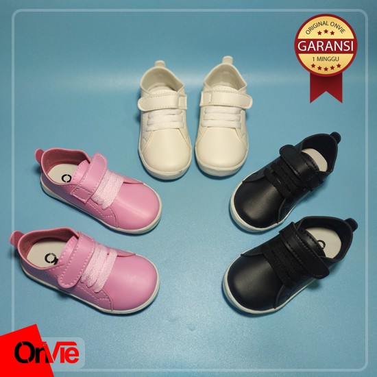 Sepatu Sneakers Anak Model Tali Perekat Polos