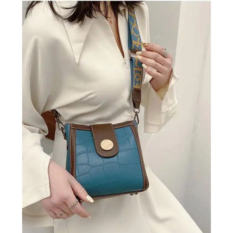 

Kode: ELJ 5405IDR : 128 rbBahan : Kulit Puukuran: 20 x 17 x 8 cm