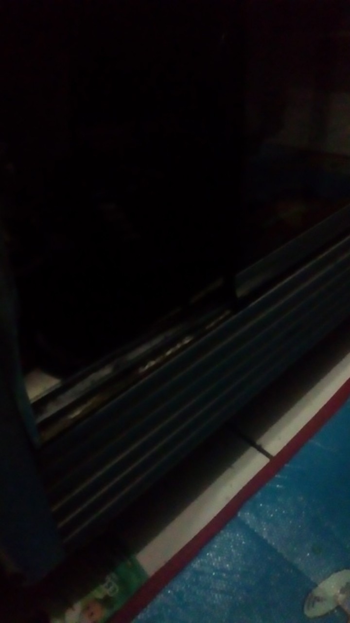 Roda Rel Kaca Etalase