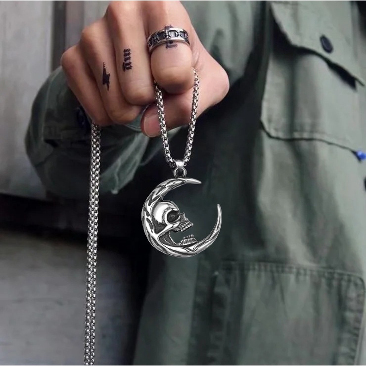 2022 Kalung Rantai titanium steel Liontin Tengkorak / Bulan Sabit Gaya retro hip hop Untuk Pria