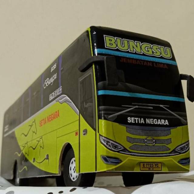 Miniatur Bus bis / mainan bus bis Setia negara bungsu