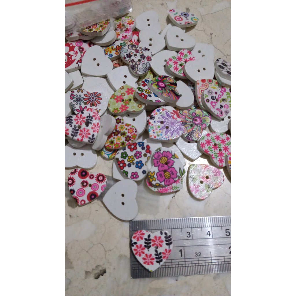 100 pieces - Kancing Kayu Bentuk Love 1,7x2cm