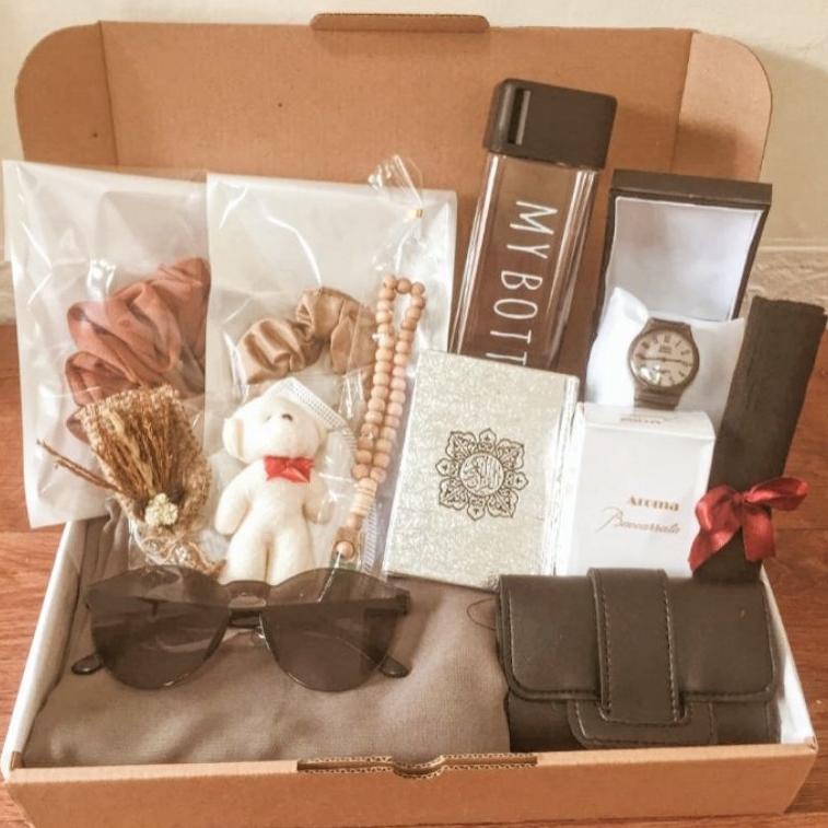 

Termurah Hampers Gift Box Cewek Hijab Paris Premium Murah Premium | Kado Ulang Tahun Muslimah Segi Empat Voal | Wisuda Cewek Nikah | Paris Premium Tegak di Dahi Graduation Gift / Gift Box Perempuan/Hampers Lebaran Ramadhan/Hantaran/Wedding | scarfin.offic