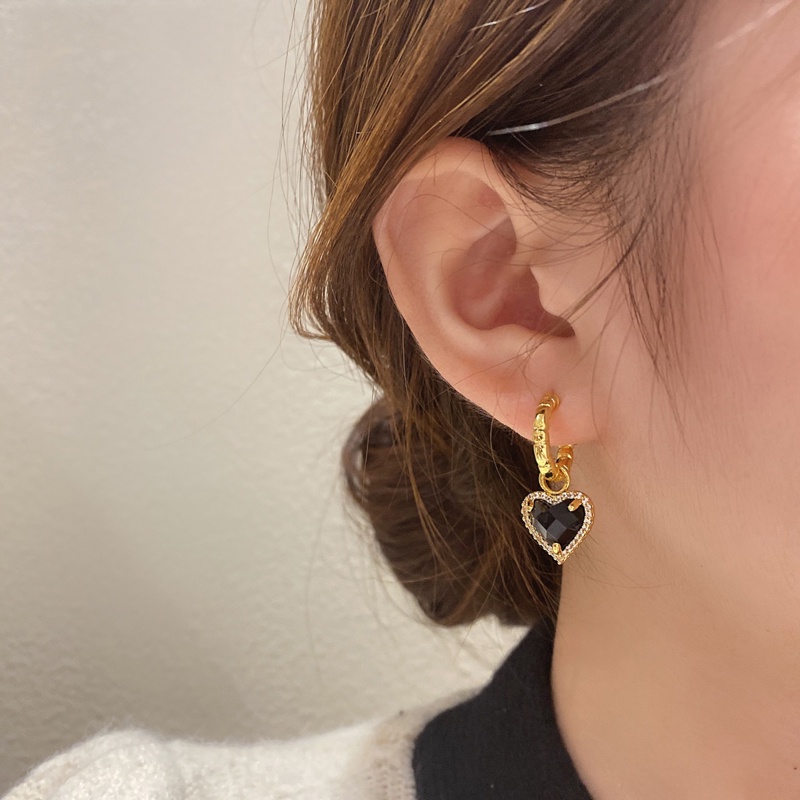 Anting Bentuk Hati Warna Hitam Gaya Retro Korea