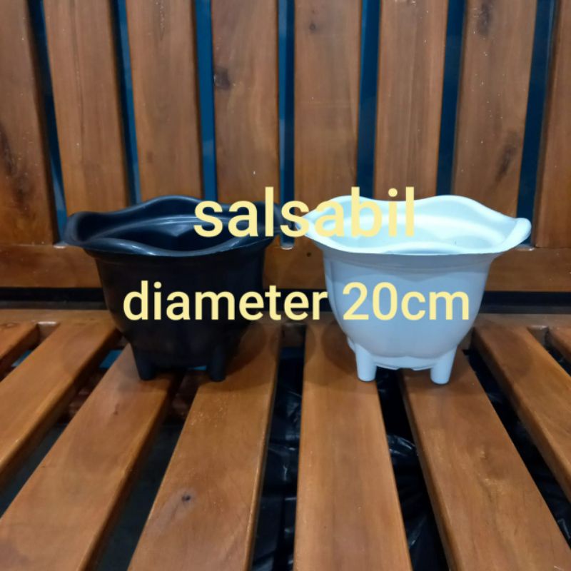 POT TANAMAN BUNGA PLASTIK KAKI PUTIH HITAM DIAMETER 20CM - HITAM