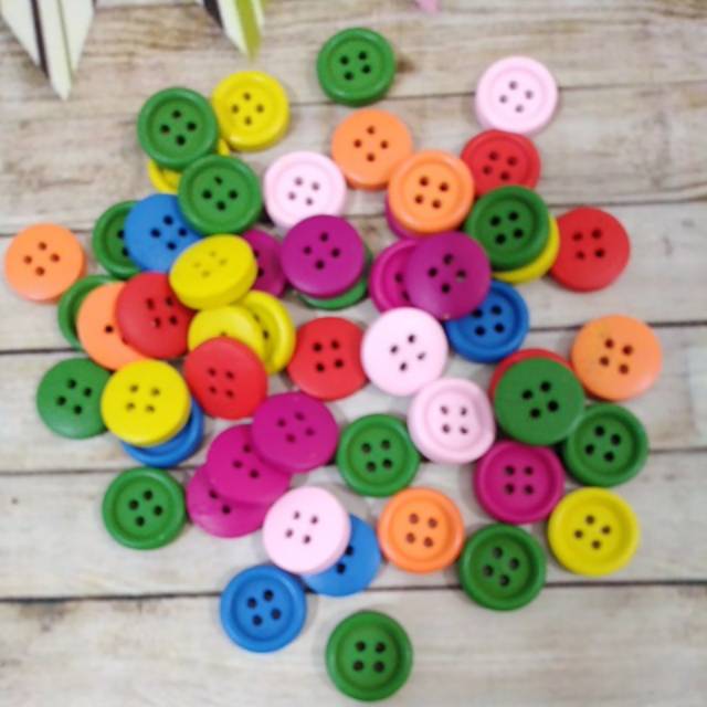 Kancing kayu warna 100 pcs diameter 1.5 &amp; 2 cm