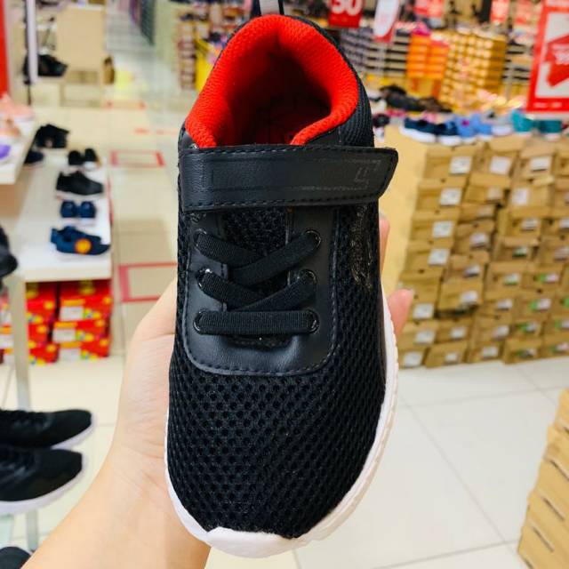 Sepatu sekolah dari bata