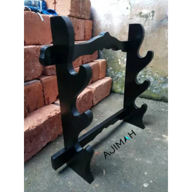 Rak pajangan pedang samurai atau golok 3 susun ditempel di dinding