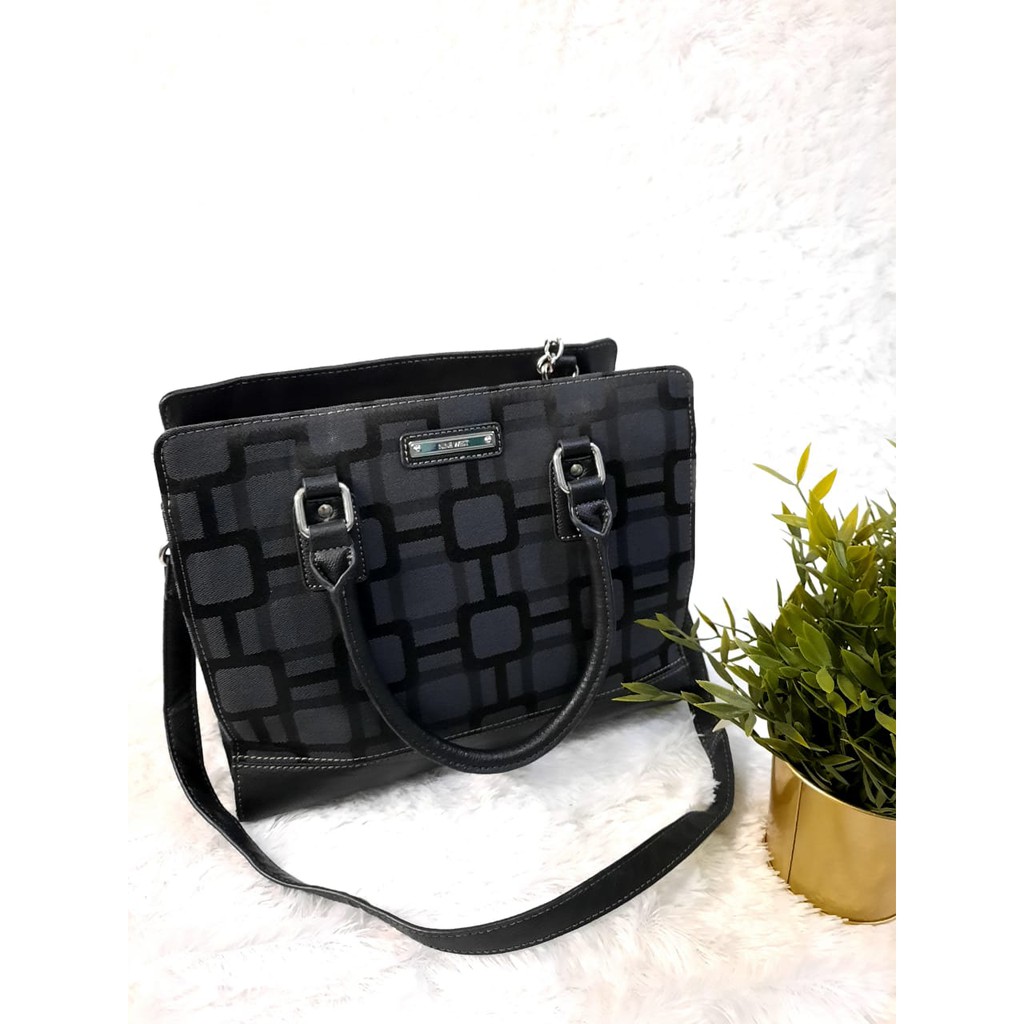 

Nine West Canvas Motif