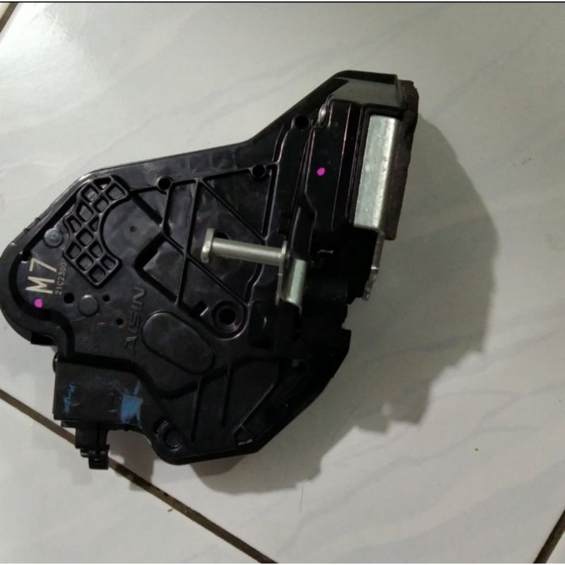 door lock pintu belakang Innova reborn Fortuner VRZ Original