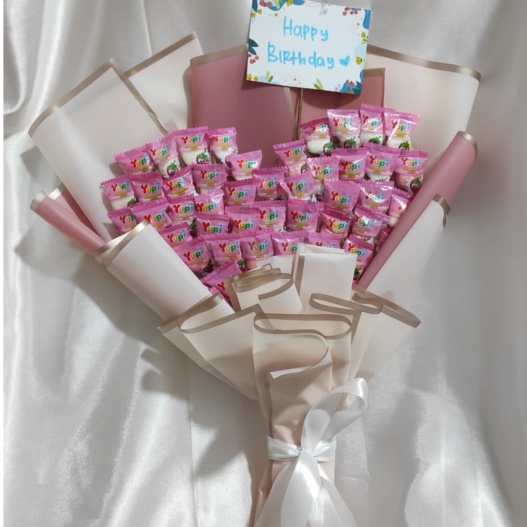 

Buket Bouquet Kado Hadiah Ulang Tahun Wisuda Sidang Kelulusan Snack Murah Banget Permen Yupi Candy isi 50